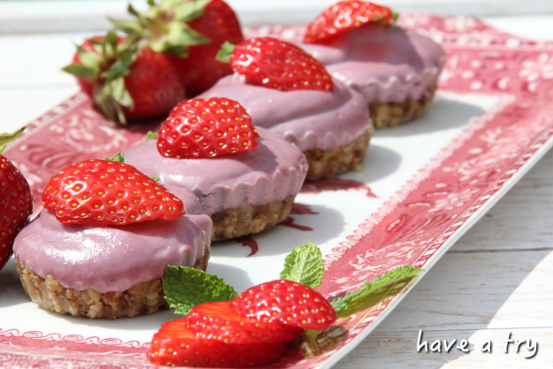 Eis-Erdbeertörtchen mit Açai (roh-vegan, glutenfrei) 