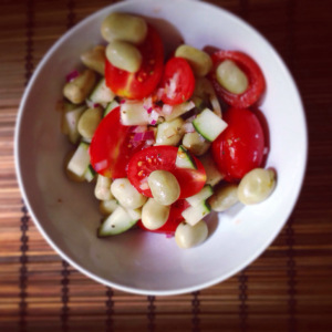 Einfach nur gut und leicht vorzubereiten: Salat aus Bohnen und Tomaten