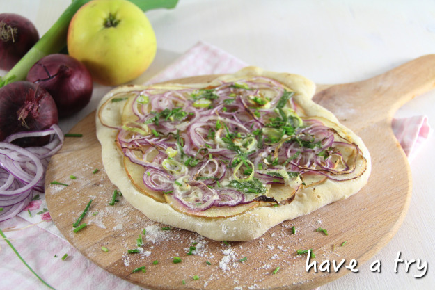 Apfel-Zwiebel-Flammkuchen (vegan)